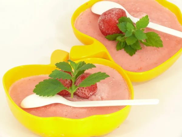 Krem owocowy deser, truskawka — Zdjęcie stockowe