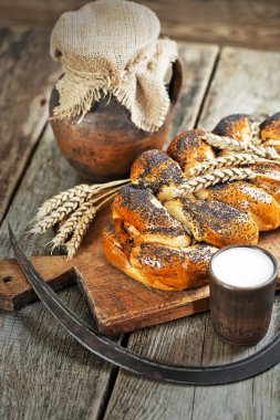 Eski bir arkaplanda çavdar ekmekleri