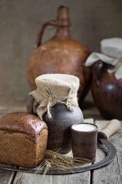 Eski bir arkaplanda çavdar ekmekleri