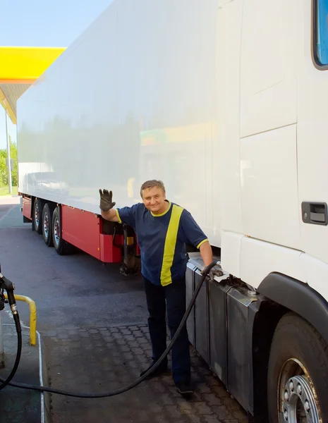 Sterownik na stacji benzynowej, prowadzony przez ciężarówki — Zdjęcie stockowe