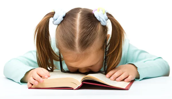 Küçük kız hakkında bir kitap uyuyor — Stok fotoğraf