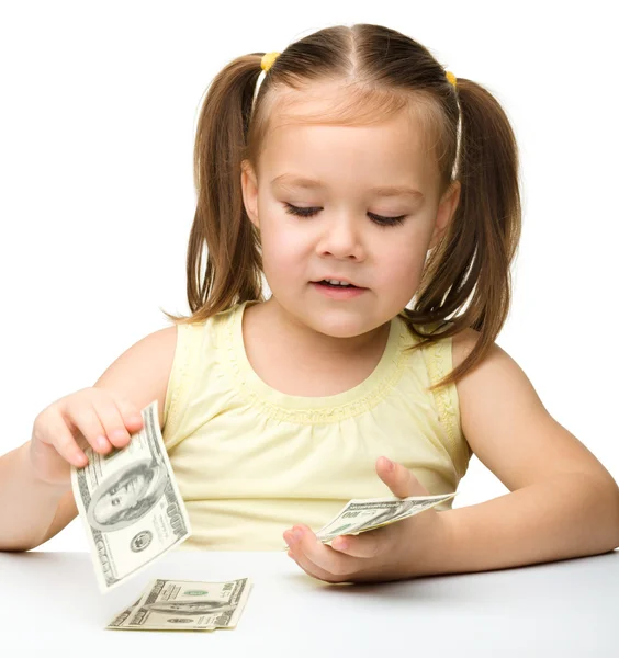Roztomilý veselá holčička je počítání dolarů — Stock fotografie