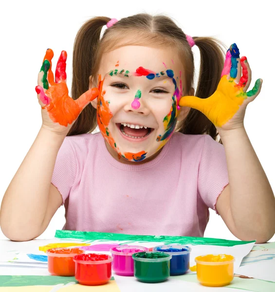 Menina alegre com as mãos pintadas — Fotografia de Stock