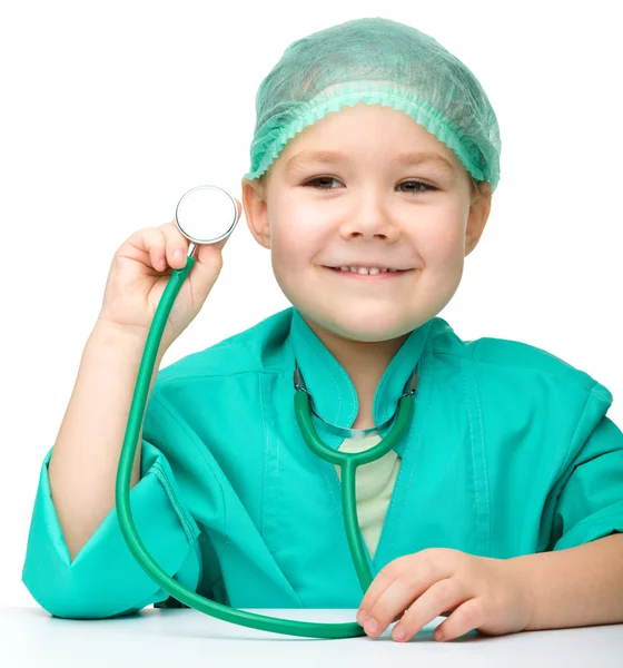 Klein meisje speelt arts met stethoscoop — Stockfoto