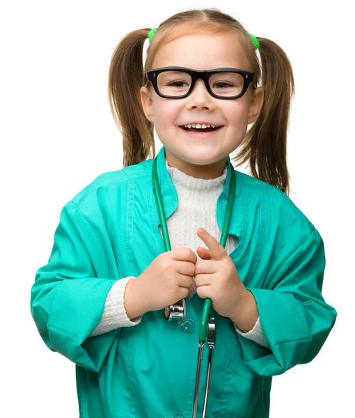 Schattig klein meisje speelt arts — Stockfoto