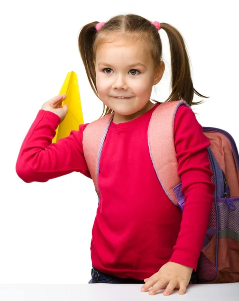 Portrét roztomilá školačka s batohem — Stock fotografie