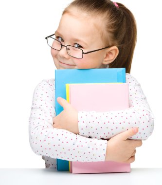 schattig klein meisje met boeken