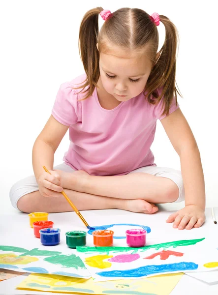 Söta glada barn leka med färger — Stockfoto