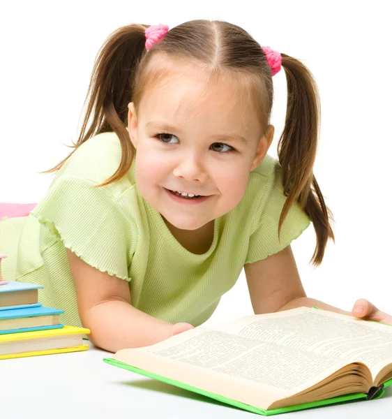 Милая маленькая девочка с книгами — стоковое фото