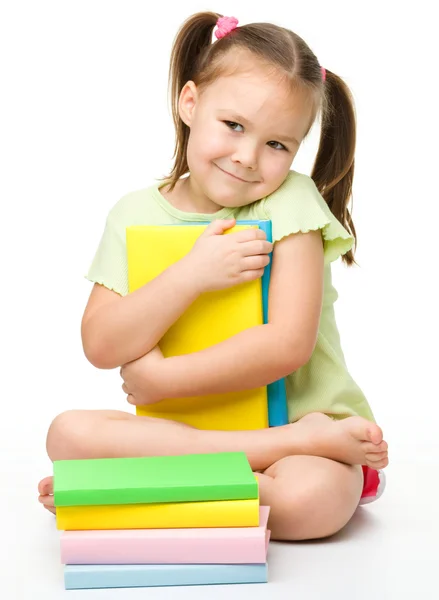 Schattig klein meisje met boeken — Stockfoto