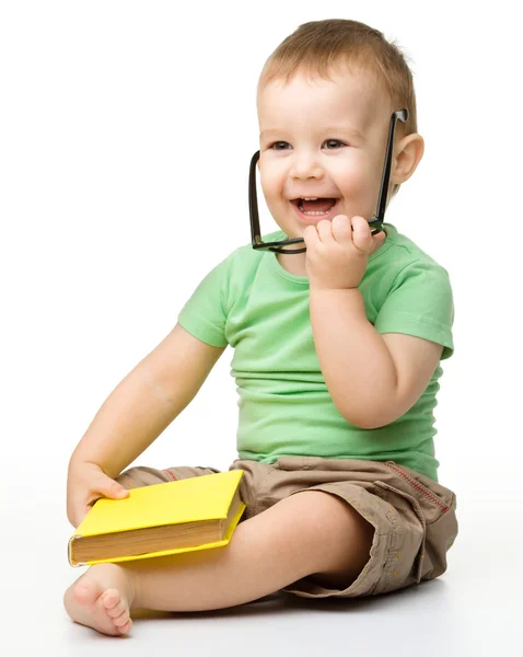 Roztomilý malý chlapec s knihou — Stock fotografie