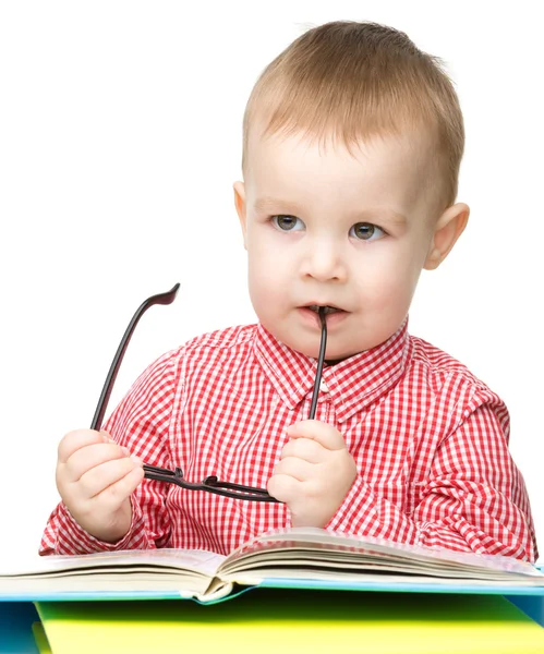 Bambino piccolo giocare con libro e bicchieri — Foto Stock