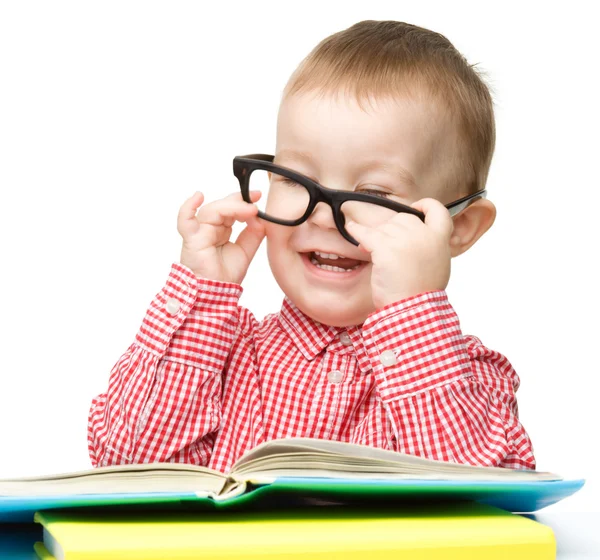 Маленький ребенок играет с книгой — стоковое фото