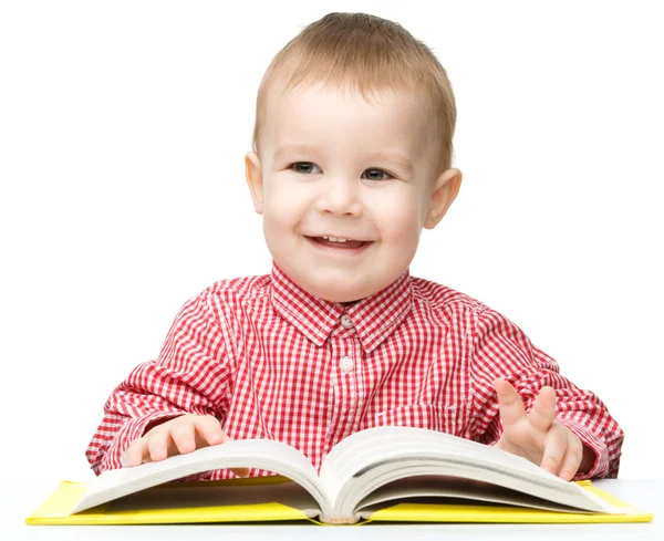 Malé dítě hrát s knihou — Stock fotografie