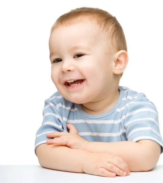 Porträt eines niedlichen, fröhlichen kleinen Jungen — Stockfoto
