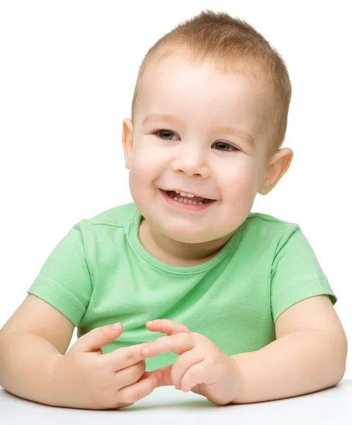 Портрет милого веселого маленького хлопчика — стокове фото