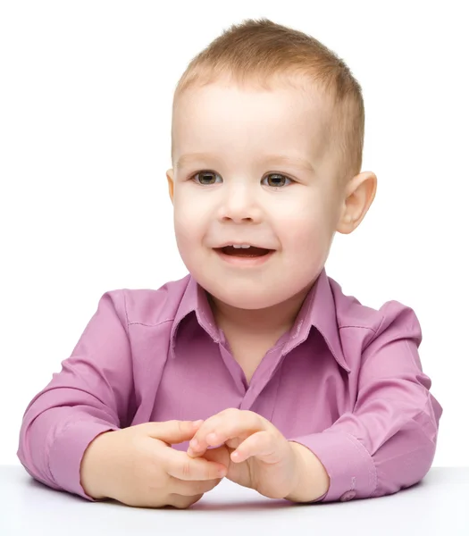 Portret van een schattig en nadenkend kleine jongen — Stockfoto