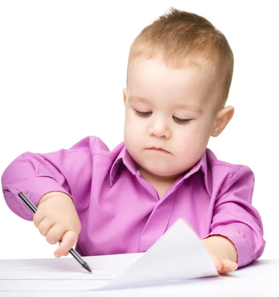 Schattige kleine jongen is tekenen met pen — Stockfoto