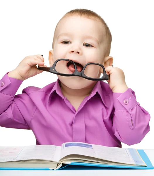 Kinderspiel mit Buch und Brille — Stockfoto