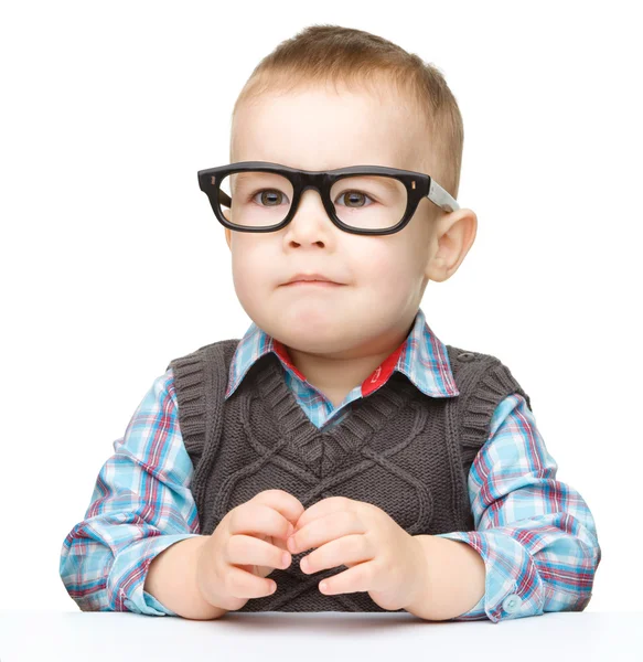 メガネを着用、かわいい男の子の肖像画 — ストック写真