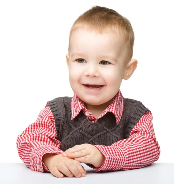 Porträtt av en söt glad liten pojke — Stockfoto