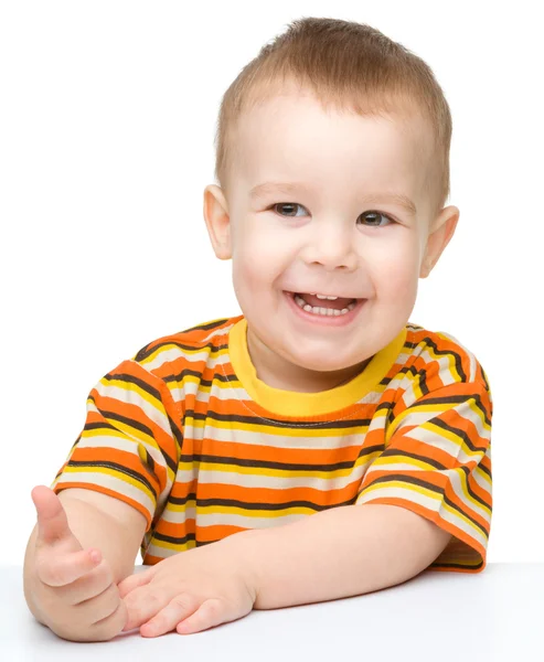 Retrato de um menino alegre bonito — Fotografia de Stock