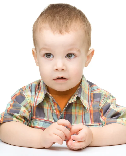 Portrett av en søt og tankefull liten gutt – stockfoto