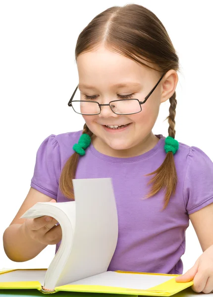 Kitap ile neşeli sevimli küçük kız — Stok fotoğraf