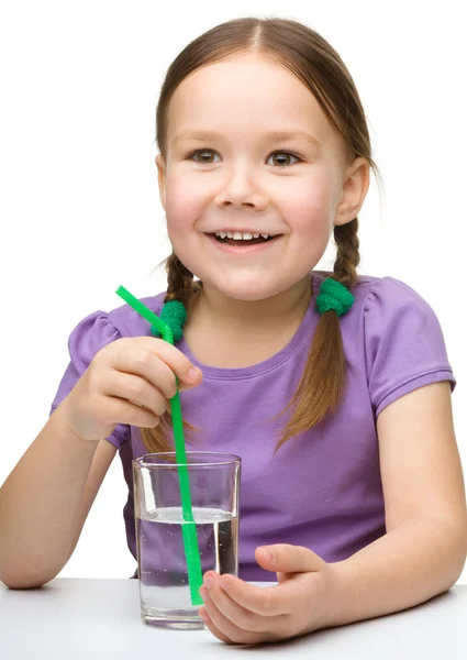 Χαριτωμένο μικρό κορίτσι με ένα ποτήρι νερό — Φωτογραφία Αρχείου