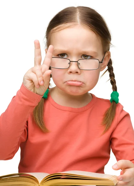Грустная девочка показывает жест "Победы" — стоковое фото