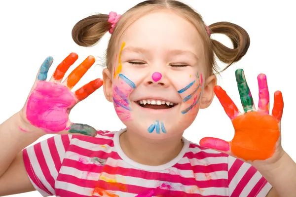 Retrato de uma menina alegre com as mãos pintadas — Fotografia de Stock