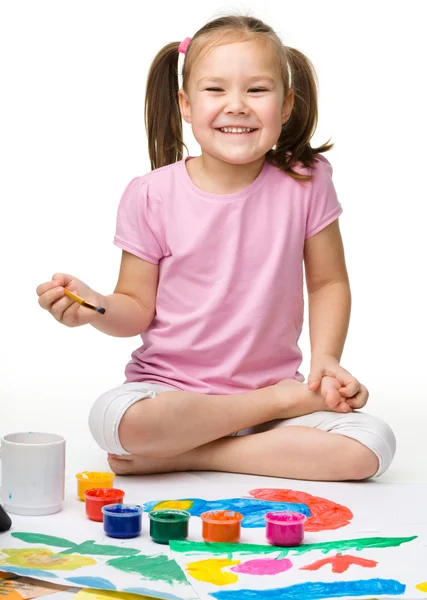 Aranyos, vidám gyermek játszani festékek — Stock Fotó