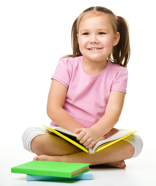 Schattig klein meisje met boek — Stockfoto