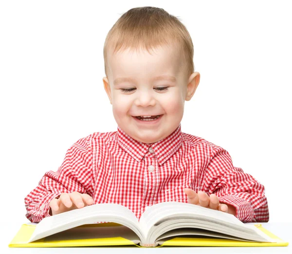 Malé dítě hrát s knihou — Stock fotografie