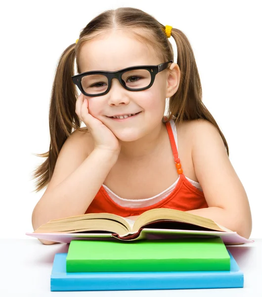 Söt liten flicka med böcker — Stockfoto