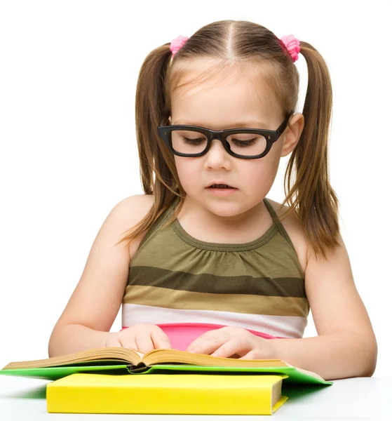 Søt liten jente leser bok – stockfoto