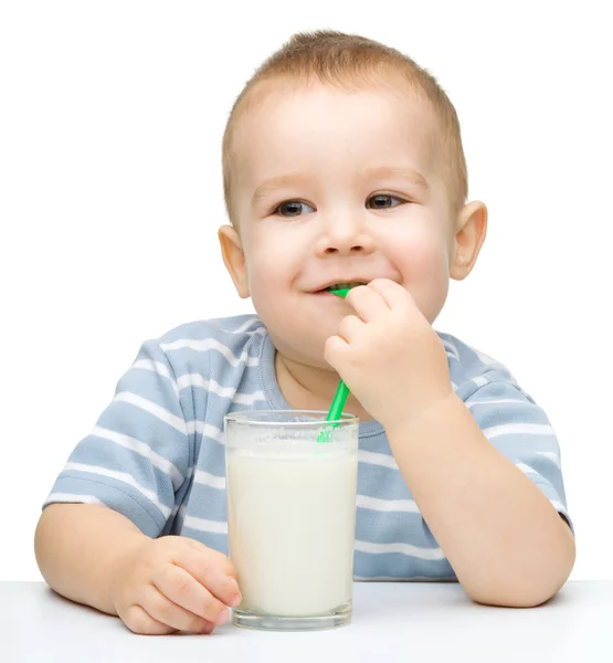 Lindo niño con un vaso de leche —  Fotos de Stock