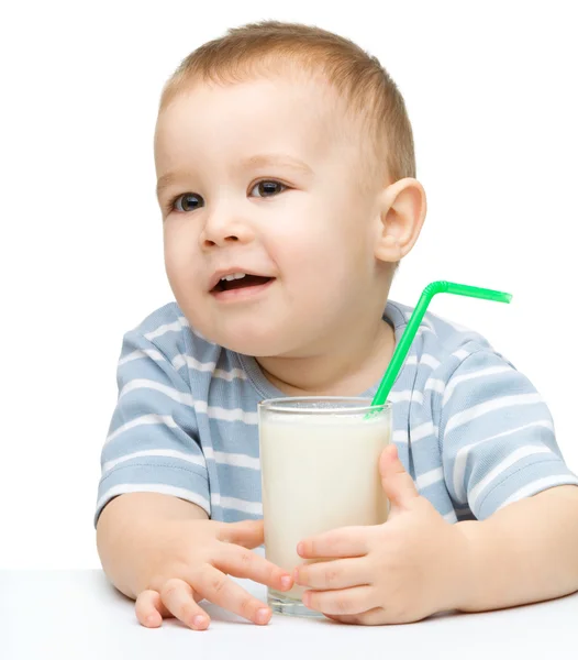 Aranyos kisfiú, egy pohár tej — Stock Fotó