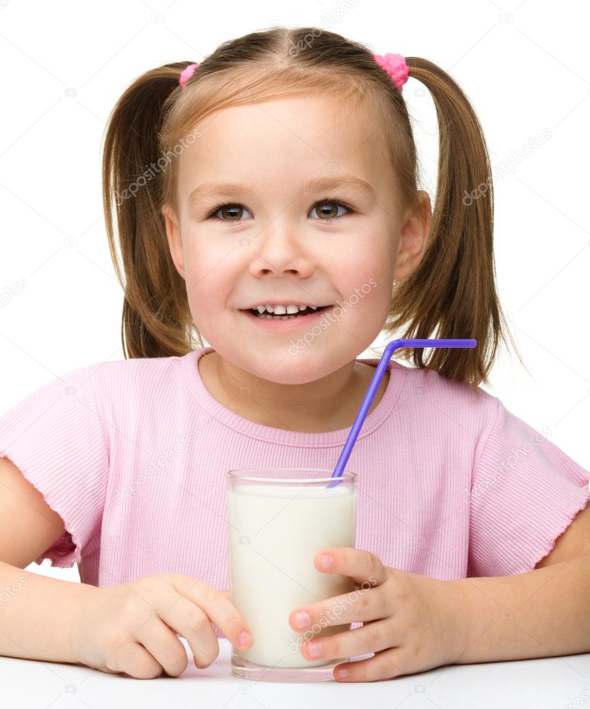 Linda Niña Con Un Vaso De Leche — Foto De Stock © Kobyakov 10942318 