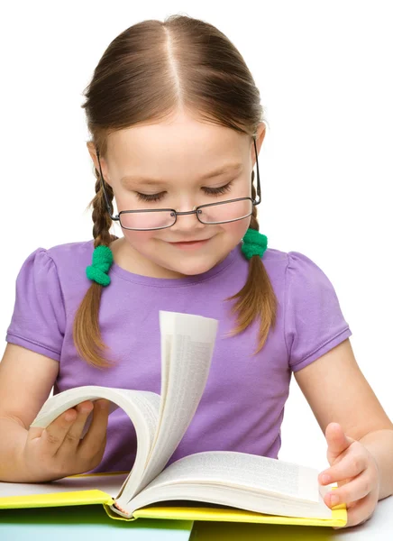 Милая веселая маленькая девочка с книгой — стоковое фото