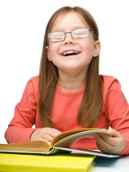 Carino allegra bambina con libro — Foto Stock