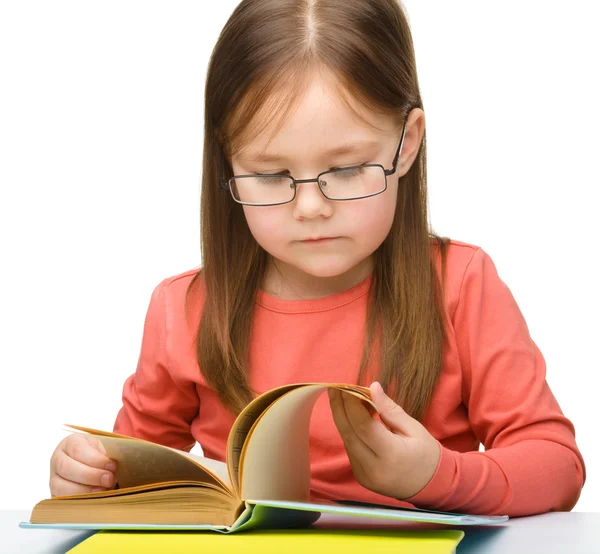 Roztomilá holčička čtení knihy — Stock fotografie