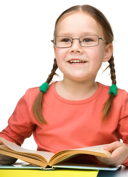 Милая веселая маленькая девочка с книгой — стоковое фото