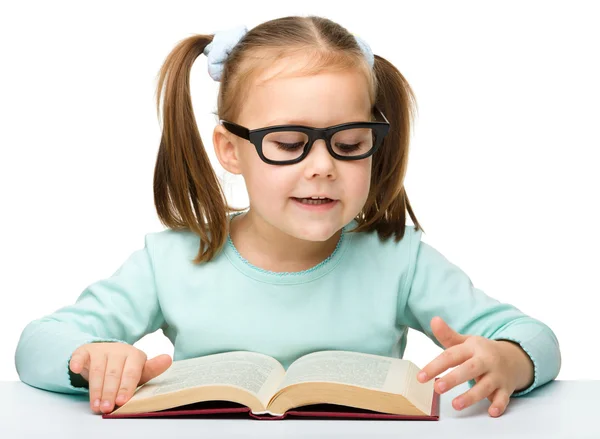 可爱的小女孩与书 — 图库照片