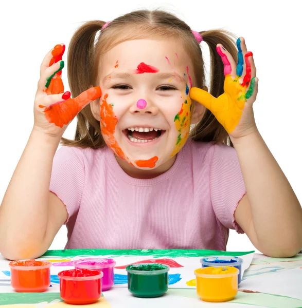 Glad tjej med målade händer — Stockfoto