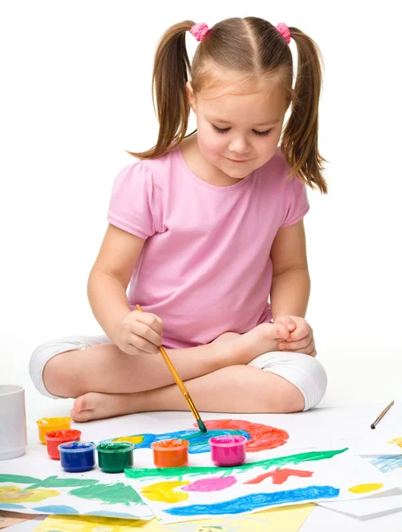 Мила весела дитина грає з фарбами — стокове фото