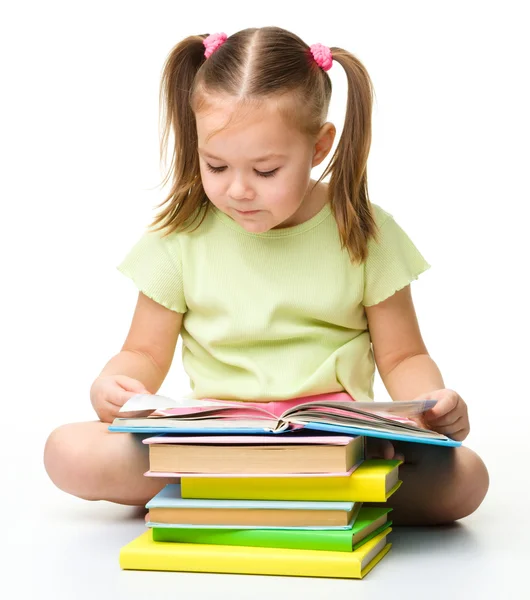 Söt liten flicka läser en bok — Stockfoto