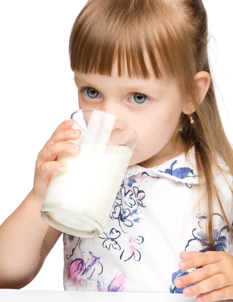 Cute dziewczynka pije mleko — Zdjęcie stockowe