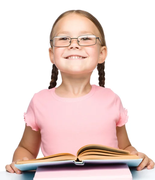 Χαριτωμένο μικρό μαθήτρια με ένα βιβλίο — Φωτογραφία Αρχείου