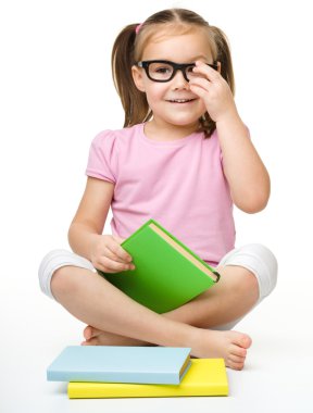 schattig klein meisje met boeken